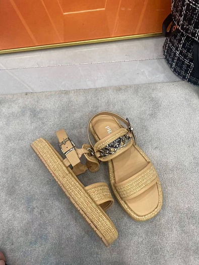 Женские сандалии Prada бежевого цвета   