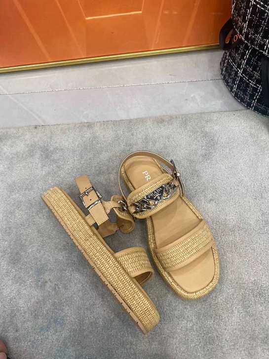 Женские сандалии Prada бежевого цвета