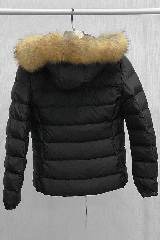 Женская чёрная куртка с меховым капюшоном Moncler