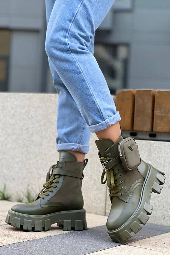 Кожаные женские ботинки Prada зелёного цвета