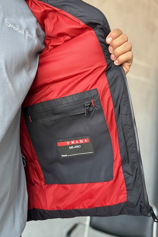 Жилет цвета антрацит Prada logo-plaque