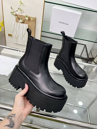 Женские кожаные сапоги Balenciaga чёрного цвета   
