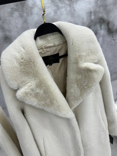 Женская эко шуба из стриженной норки белого цвета   