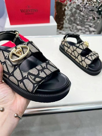 Женские кожаные сандалии Valentino Rockstud   