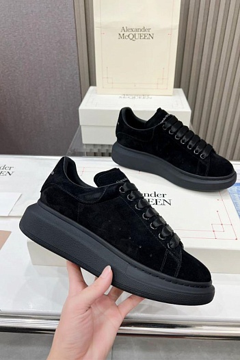 Замшевые кроссовки Alexander McQueen чёрного цвета   