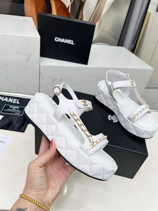 Женские кожаные сандалии белого цвета Chanel
