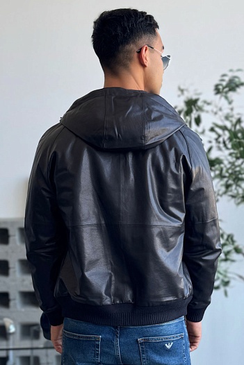 Кожаная куртка чёрного цвета Kiton Premium   