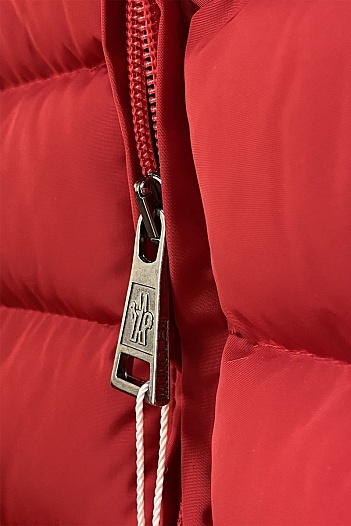 Женская брендовая парка Moncler красного цвета   