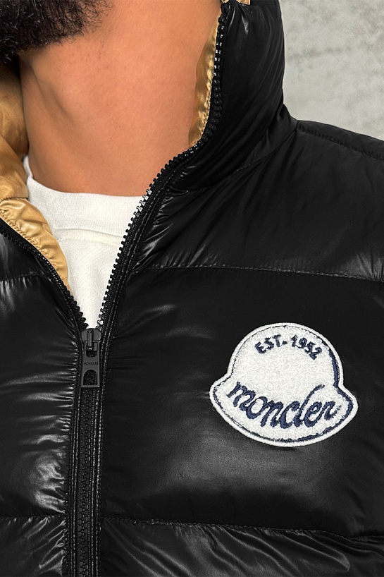 Утеплённый жилет Moncler чёрного цвета