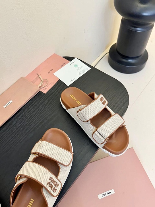 Женские шлёпанцы MIU MIU бежевого цвета