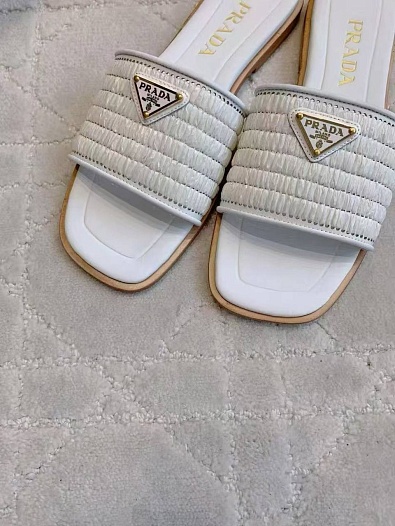 Женские шлёпанцы Prada белого цвета   