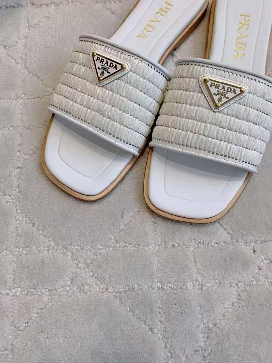Женские шлёпанцы Prada белого цвета