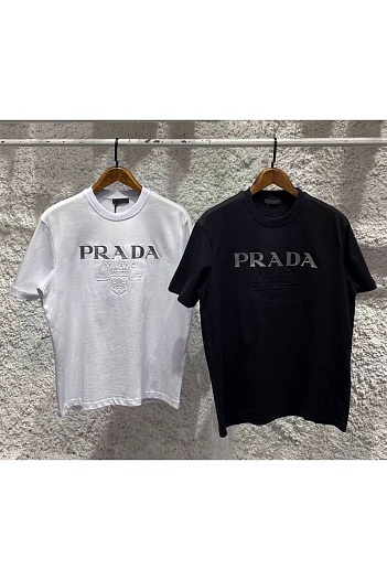 Чёрная оверсайз футболка Prada embossed logo   