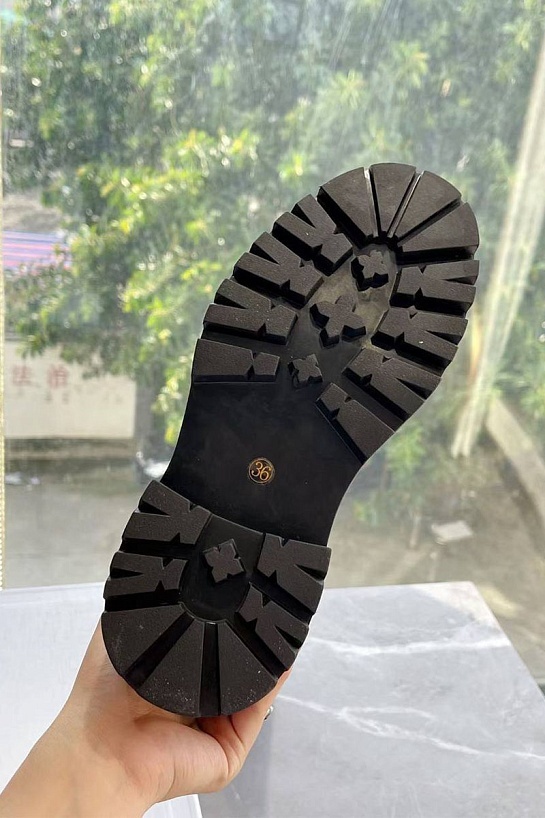 Женские кожаные сапоги Celine чёрного цвета