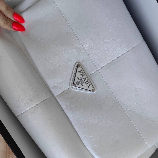 Женская кожаная сумка Prada 33x20 см - White   