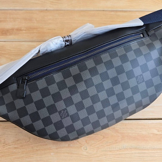 Кожаная сумка на пояс Louis Vuitton Discovery Damier Graphite