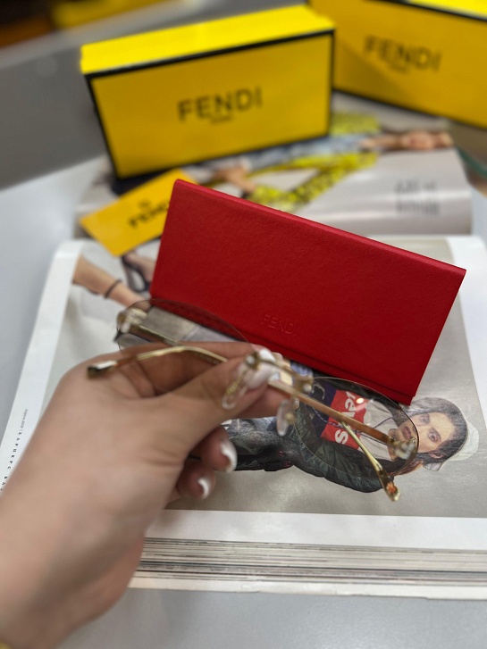 Бежевые солнцезащитные очки Fendi
