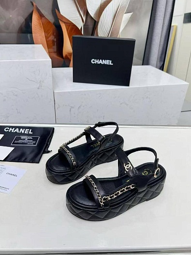 Женские кожаные сандалии чёрного цвета Chanel   