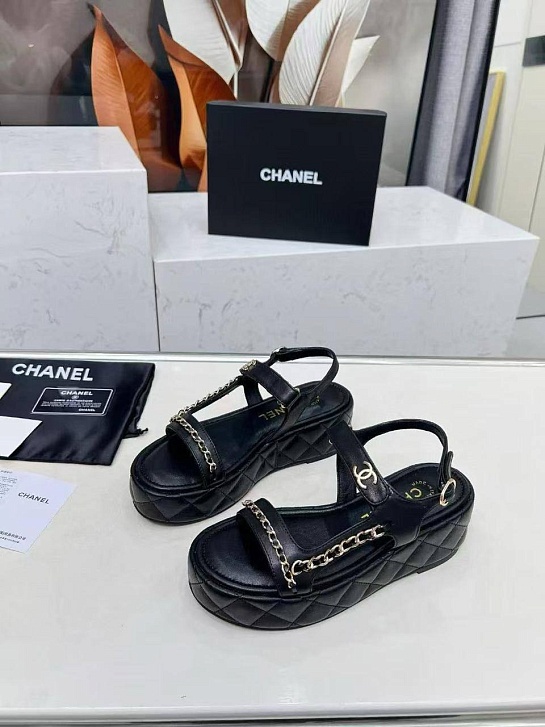 Женские кожаные сандалии чёрного цвета Chanel