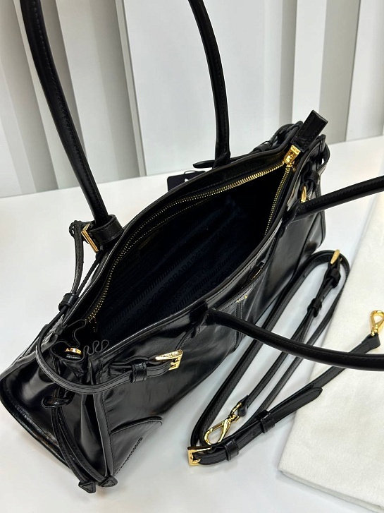 Кожаная чёрная сумка Prada Naplak Premium 32x15x11 см