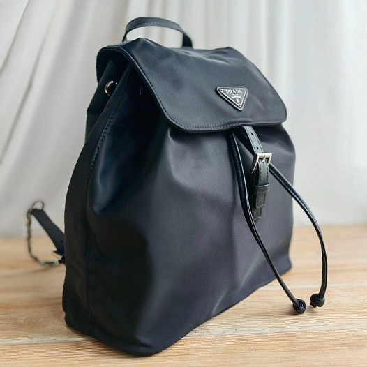 Чёрный нейлоновый рюкзак Prada 29x29 см   