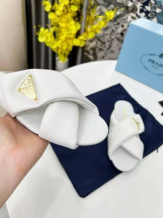 Женские кожаные шлёпанцы Prada белого цвета