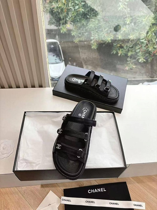 Женские кожаные шлёпанцы Chanel чёрного цвета