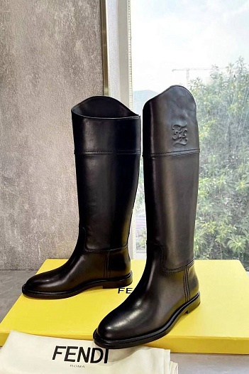 Женские кожаные сапоги Fendi   