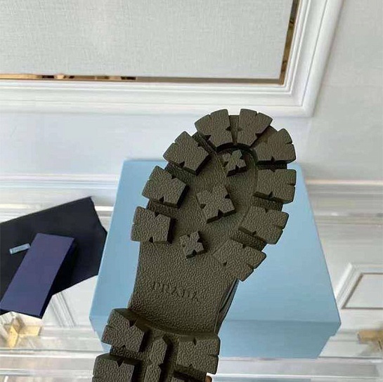 Кожаные женские ботинки Prada зелёного цвета