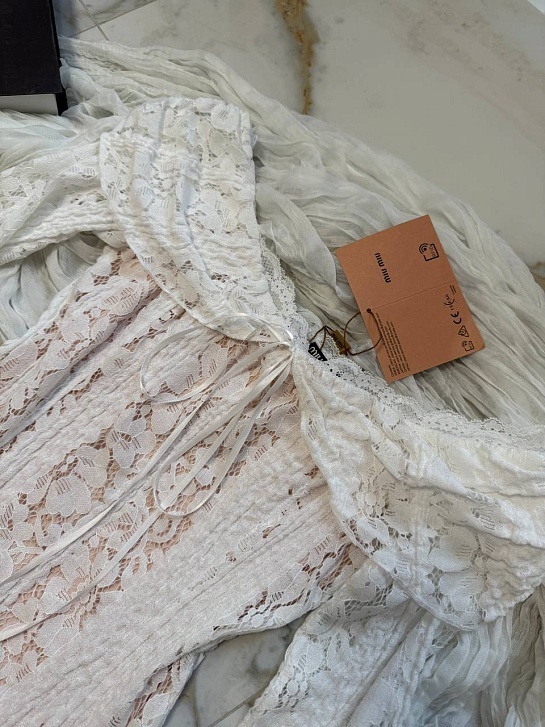 Кружевное женское платье с открытыми плечами MIU MIU