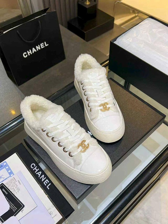 Женские кожаные кроссовки с мехом Chanel premium - White