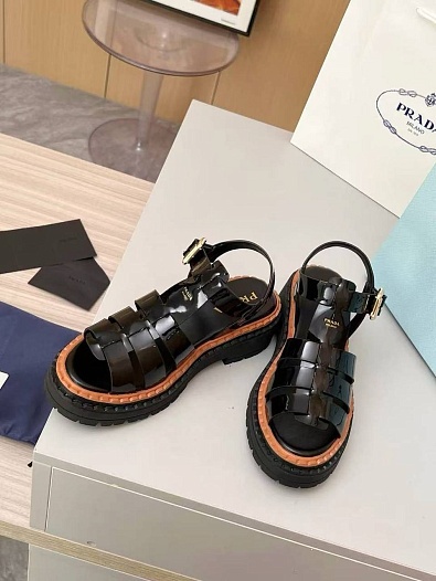 Женские кожаные сандалии Prada чёрного цвета   