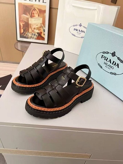 Женские кожаные сандалии Prada чёрного цвета   