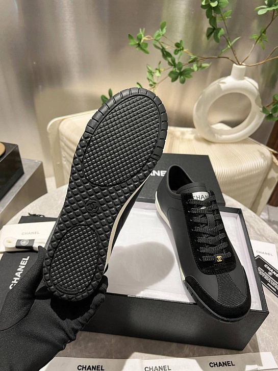 Женские кожаные кроссовки Chanel чёрного цвета