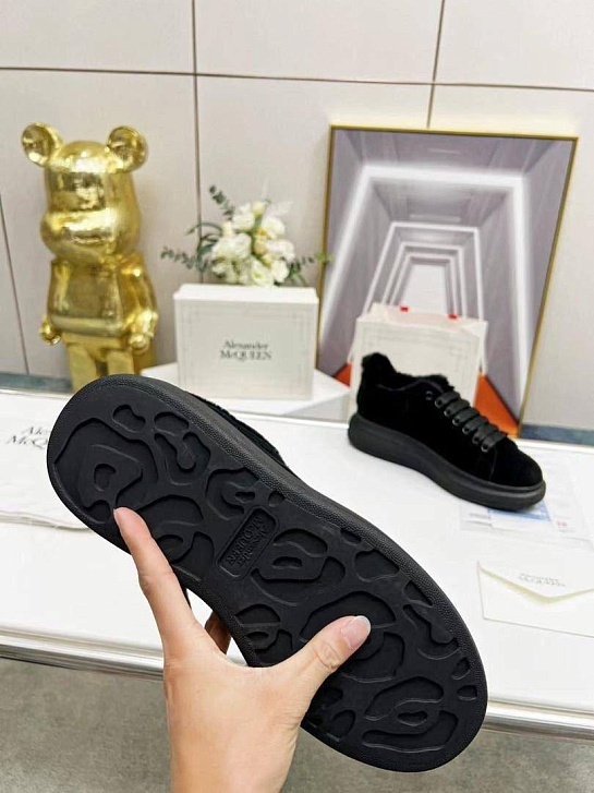 Замшевые кроссовки с мехом Alexander McQueen 