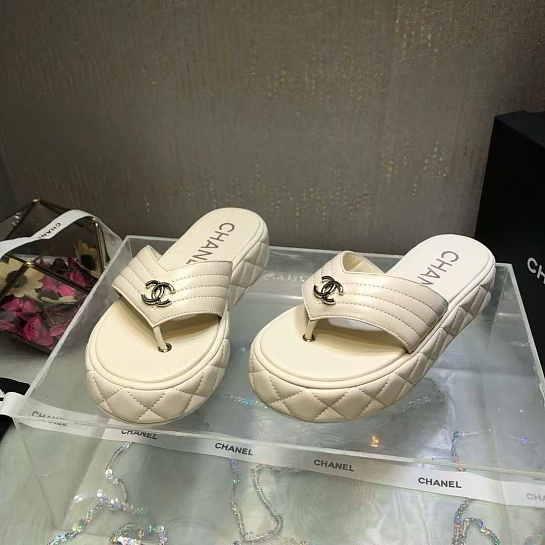 Женские кожаные шлёпанцы Chanel