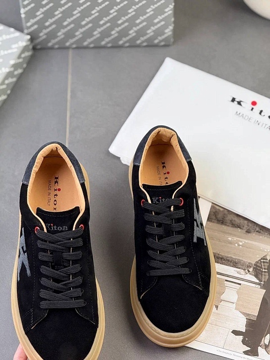 Замшевые кроссовки Kiton чёрного цвета