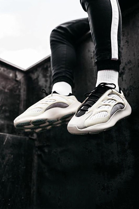 Кроссовки Adidas Yeezy Boost 700 V3 "Azael"