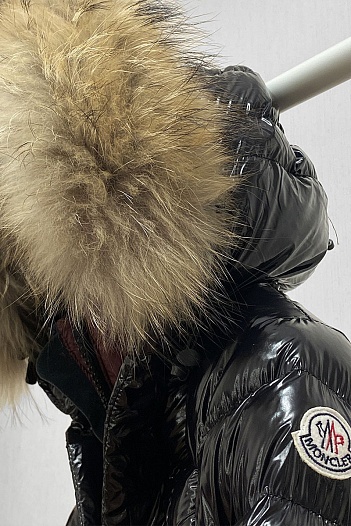 Женская чёрная куртка Moncler с меховым капюшоном   