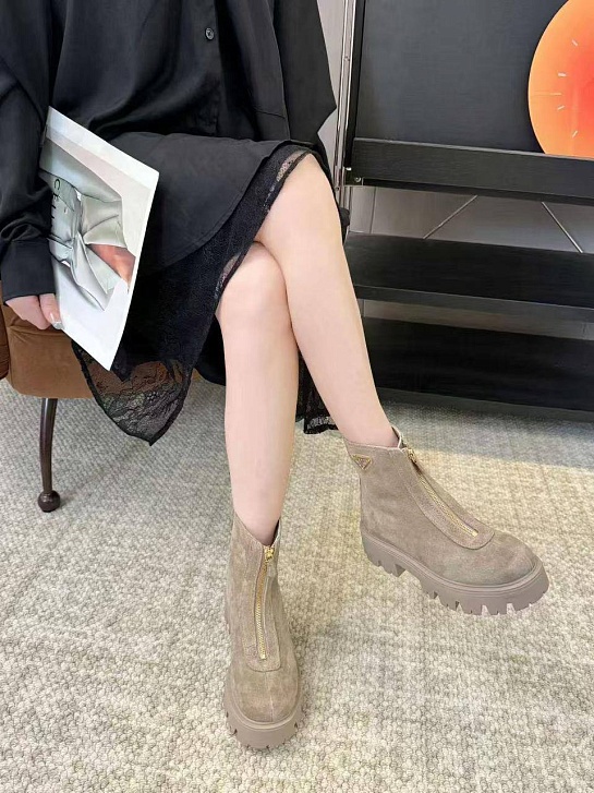 Женские замшевые сапоги Prada