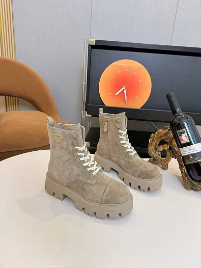 Женские замшевые ботинки Prada   