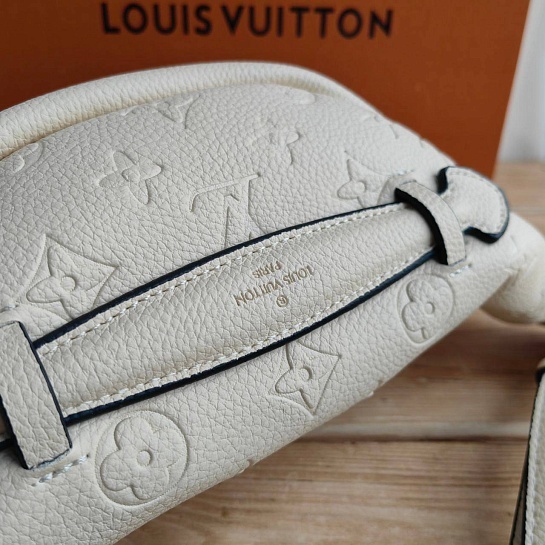 Кожаная сумка на пояс Louis Vuitton Monogram Embossed 28x14 см