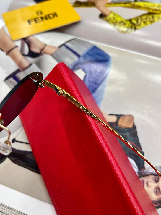 Чёрные солнцезащитные очки Fendi