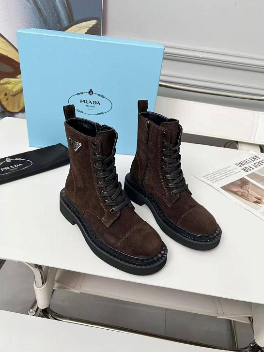 Женские замшевые ботинки Prada
