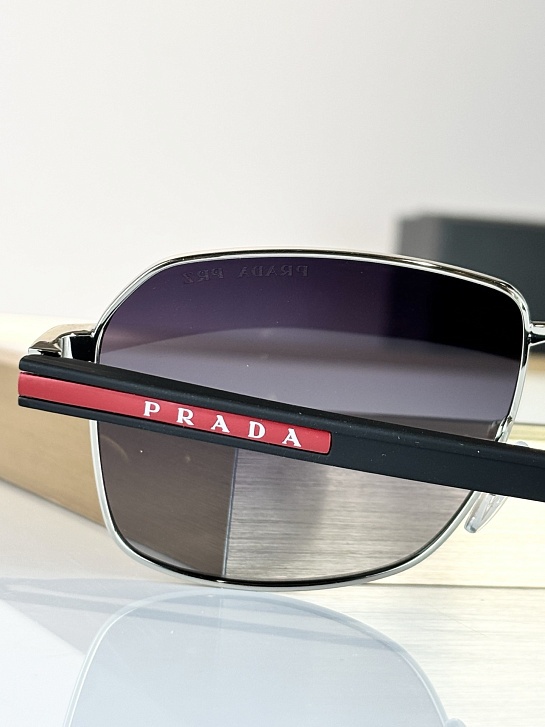 Солнцезащитные очки Prada Linea Rossa