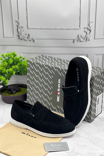 Замшевые лоферы Kiton чёрного цвета   