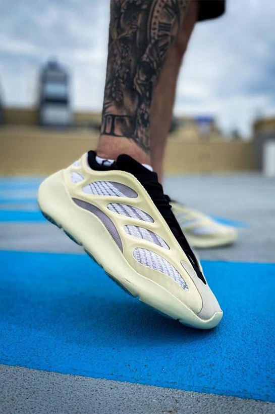 Кроссовки Adidas Yeezy Boost 700 V3 "Azael"