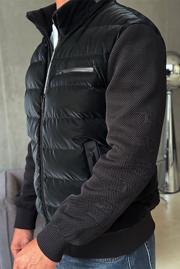 Чёрная куртка с вязаными рукавами Armani   