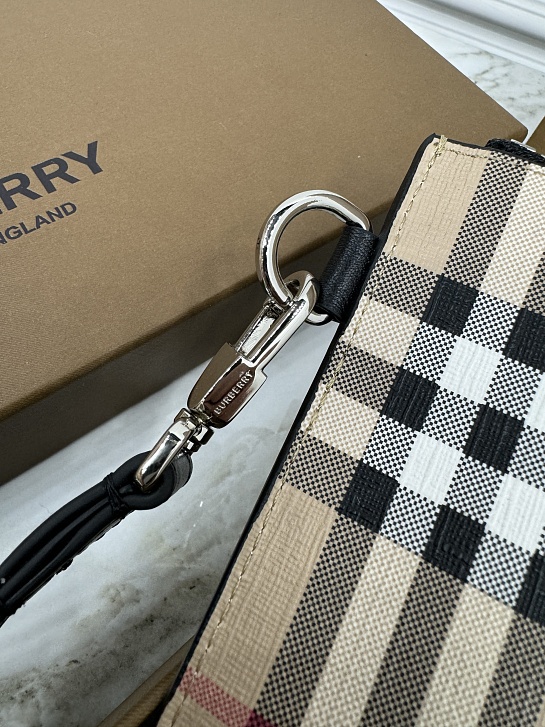 Бежевый клатч Burberry Premium 30x20x1.5 см