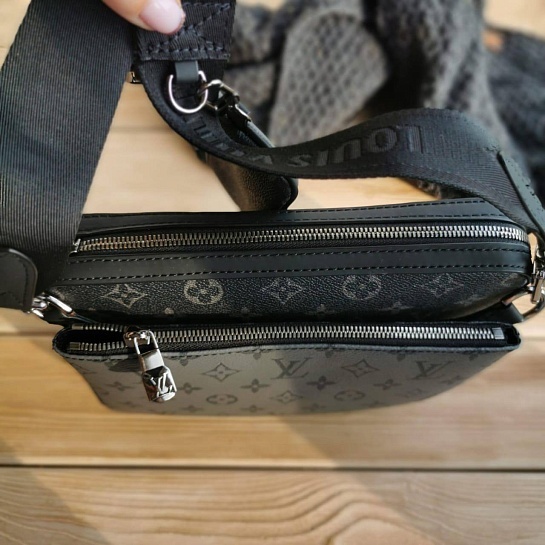 Кожаная сумка Louis Vuitton Trio Messenger Monogram Eclipse 24x18 см